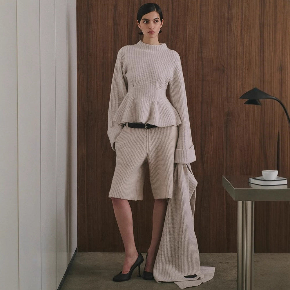 Damen Feinstrick-Zweiteiler mit tailliertem Peplum-Pullover und High-Waist-Bermuda Echoarchiv