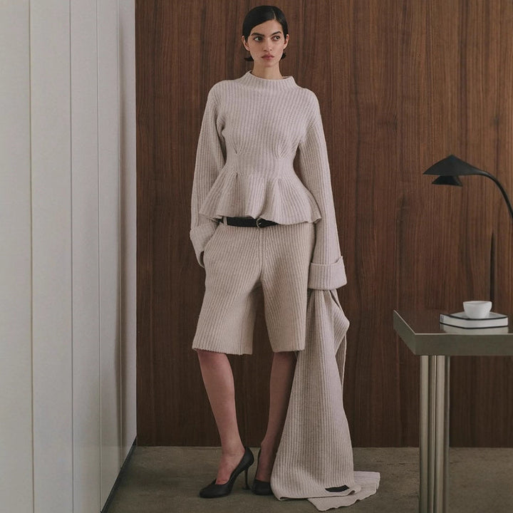 Damen Feinstrick-Zweiteiler mit tailliertem Peplum-Pullover und High-Waist-Bermuda Echoarchiv