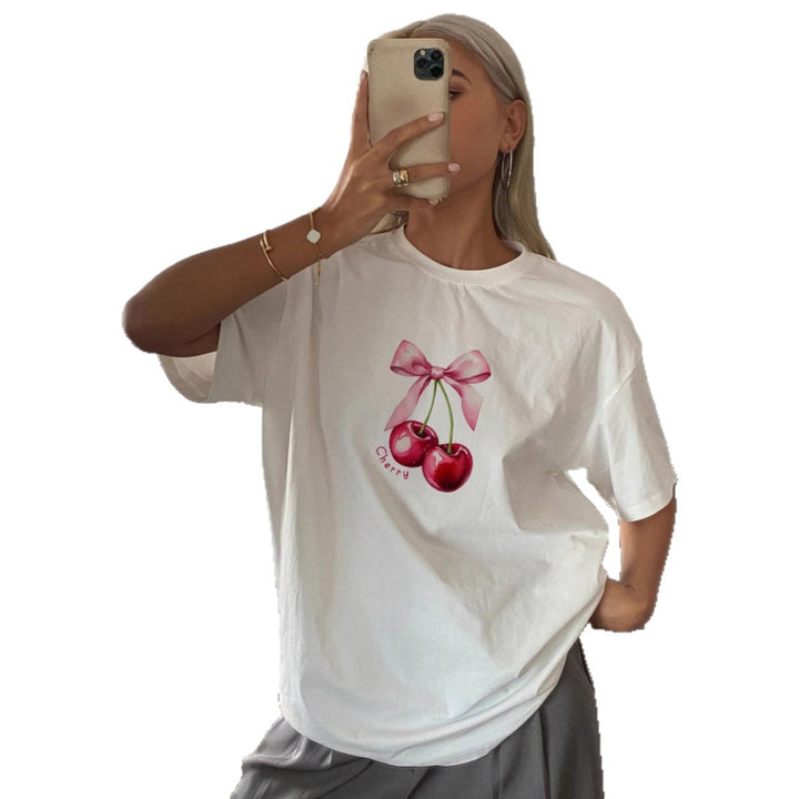 Damen T-Shirt mit fruchtigem Kirschmotiv und verspieltem Schleifendetail Echo Archiv