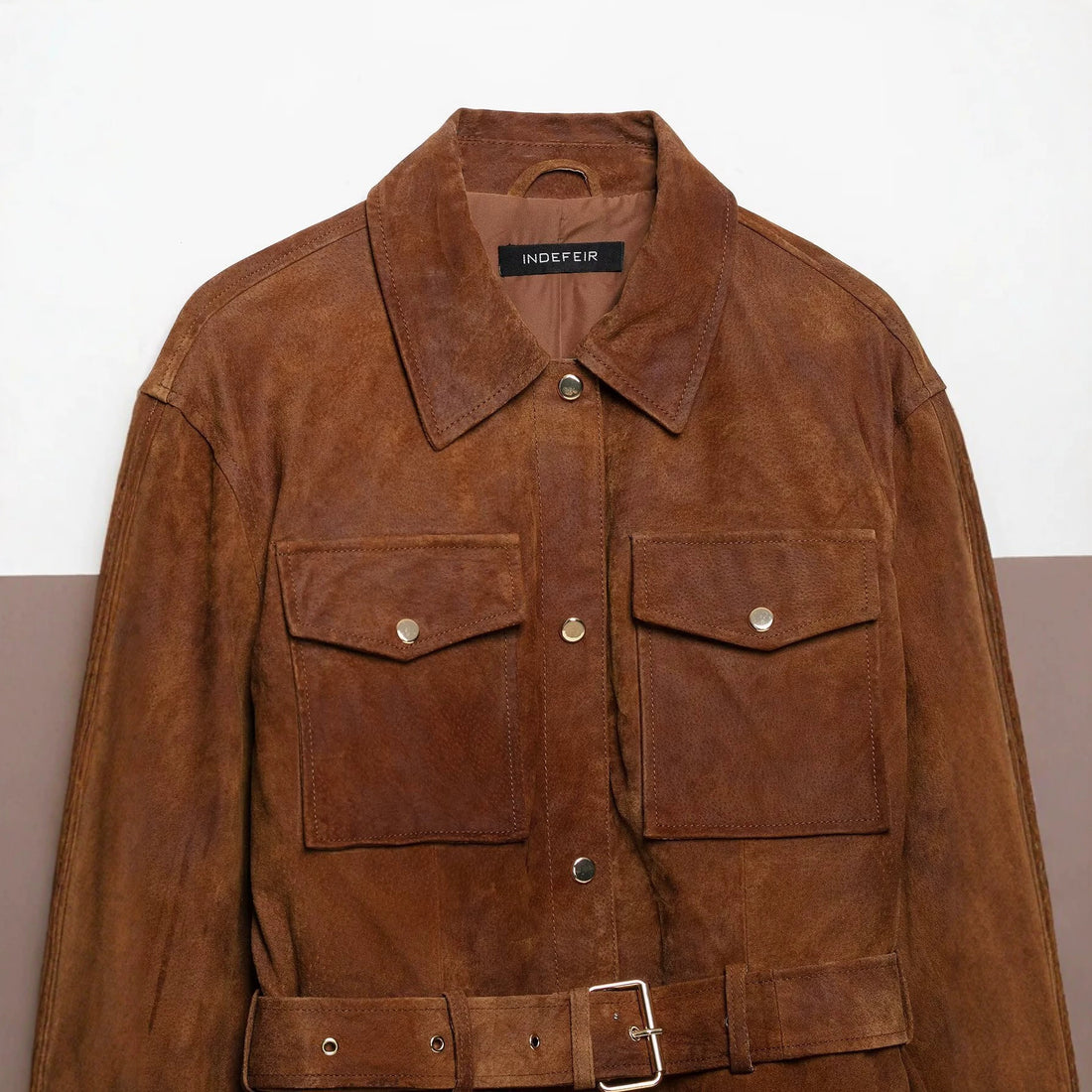 Damen Kurzjacke im Safari‑Stil aus Veloursleder mit Taillengürtel und aufgesetzten Brusttaschen Echoarchiv