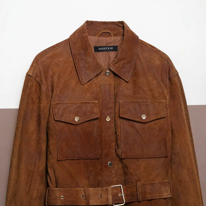 Damen Kurzjacke im Safari‑Stil aus Veloursleder mit Taillengürtel und aufgesetzten Brusttaschen Echoarchiv