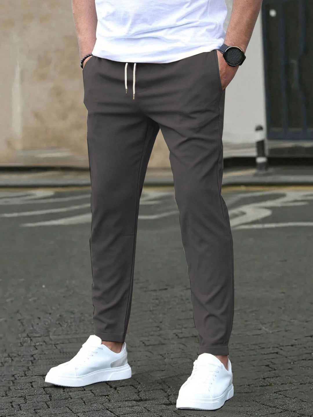 Herren Slim-Fit Jogginghose mit Kordelzug, Seitentaschen und schmalem Knöchelabschluss – Sorevano