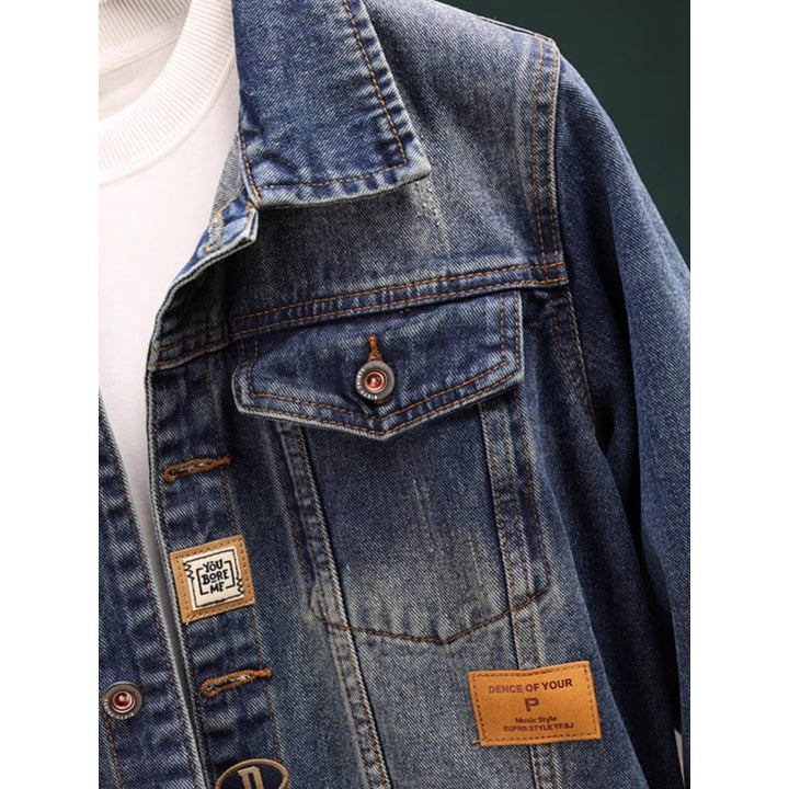Herren Vintage-gewaschene Denimjacke mit Markenpatches, Brustklappen und geradem Schnitt Echoarchiv