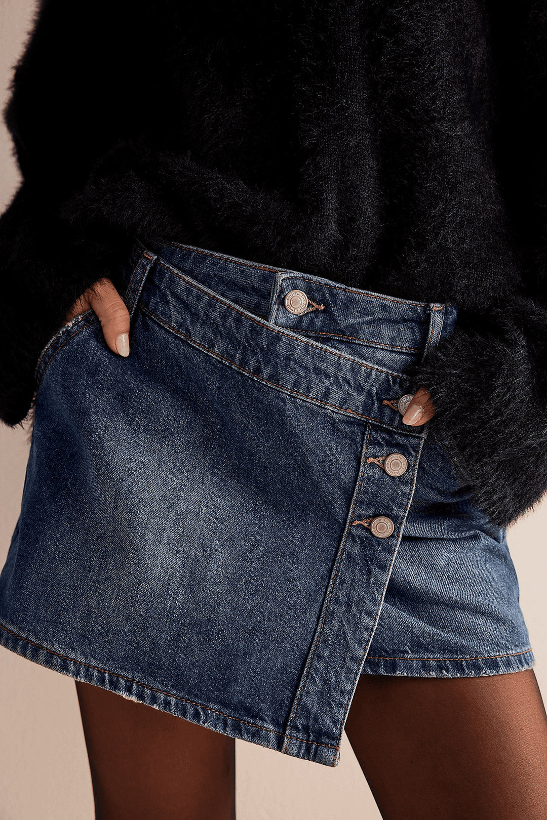 Damen modischer A-Linien-Denimrock mit asymmetrischem Knopfdesign und praktischen Taschen Echo Archiv