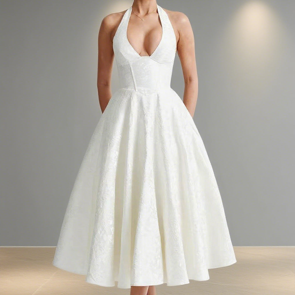 Damen Elegantes Hochzeitskleid mit schwingendem Rock und tiefem V-Ausschnitt Echo Archiv