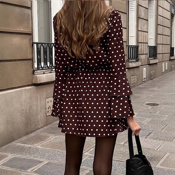 Damen Gepunktetes Volant-Minikleid mit geraffter Taille, V‑Ausschnitt und Bindeband – Avérine