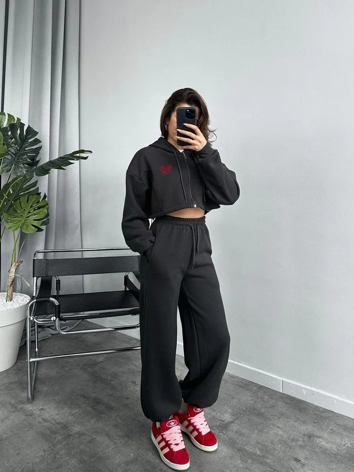 Damen Gekürztes Kapuzen‑Zip‑Set mit Herz‑Stickerei und weiter High‑Waist Jogginghose – Avérine