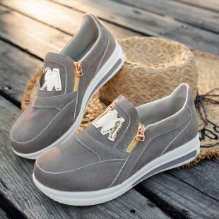 Damen Slip-On Plateau-Sneaker mit dekorativem Metall-Reißverschluss und Logo-Applikation – Névara