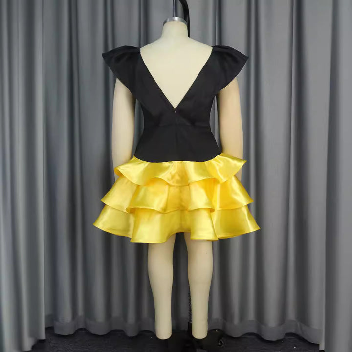 Damen Verspieltes Kleid mit voluminösen Rüschen und tiefem V-Ausschnitt Echo Archiv