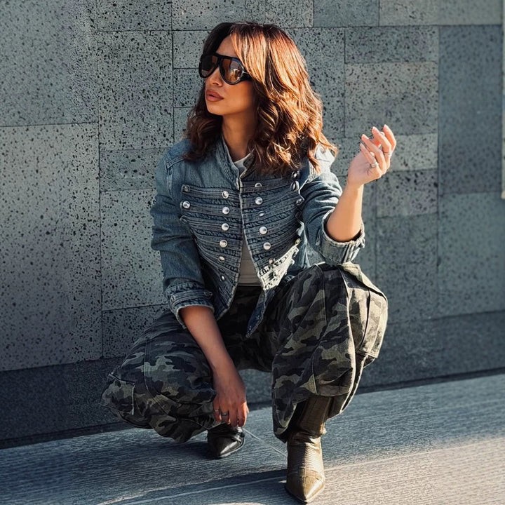 Damen Kurze Jeansjacke mit dekorativen Metallknopf‑Reihen und taillierter Silhouette Echoarchiv