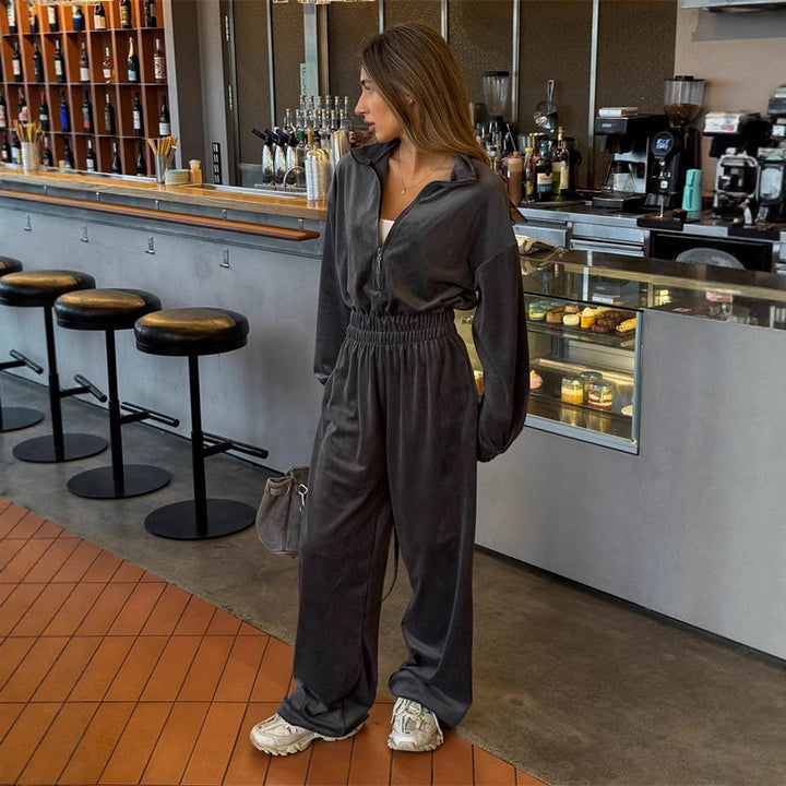 Damen Samt-Jumpsuit mit weitem Bein, elastischer Taillenpartie und Stehkragen – Solévia