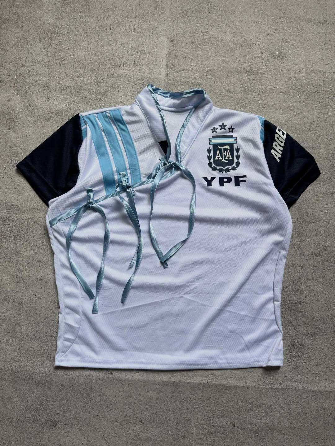 Damen Sport-Trikot mit figurbetontem Schnitt und innovativen Krawatten Echo Archiv