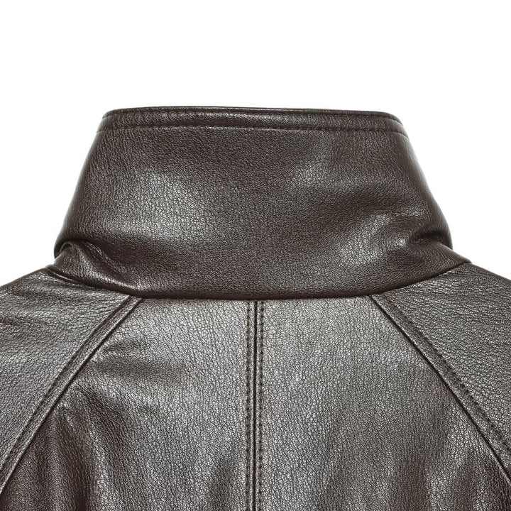 Damen Kurz geschnittene Lederoptik-Blousonjacke mit hohem Funnelkragen, Schulterriegeln und eingearbeiteten Pattentaschen Echoarchiv