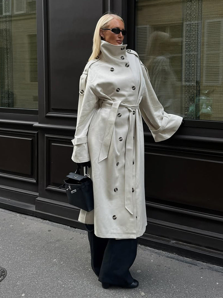 Damen Langer Trenchcoat mit hohem Stehkragen, doppelreihiger Knopfleiste und weiten Manschetten Echoarchiv