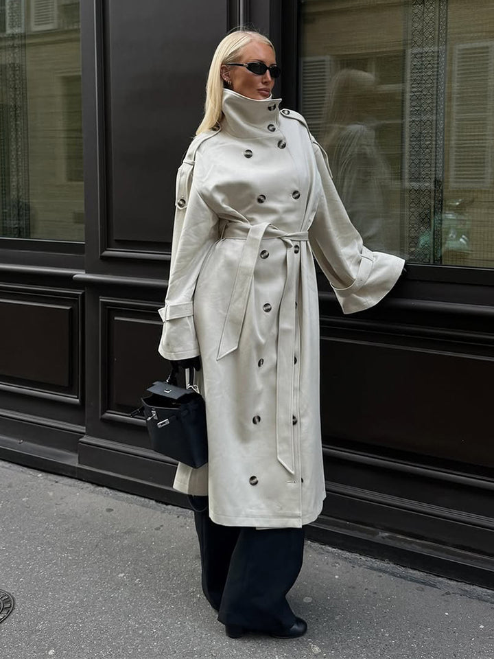 Damen Langer Trenchcoat mit hohem Stehkragen, doppelreihiger Knopfleiste und weiten Manschetten Echoarchiv