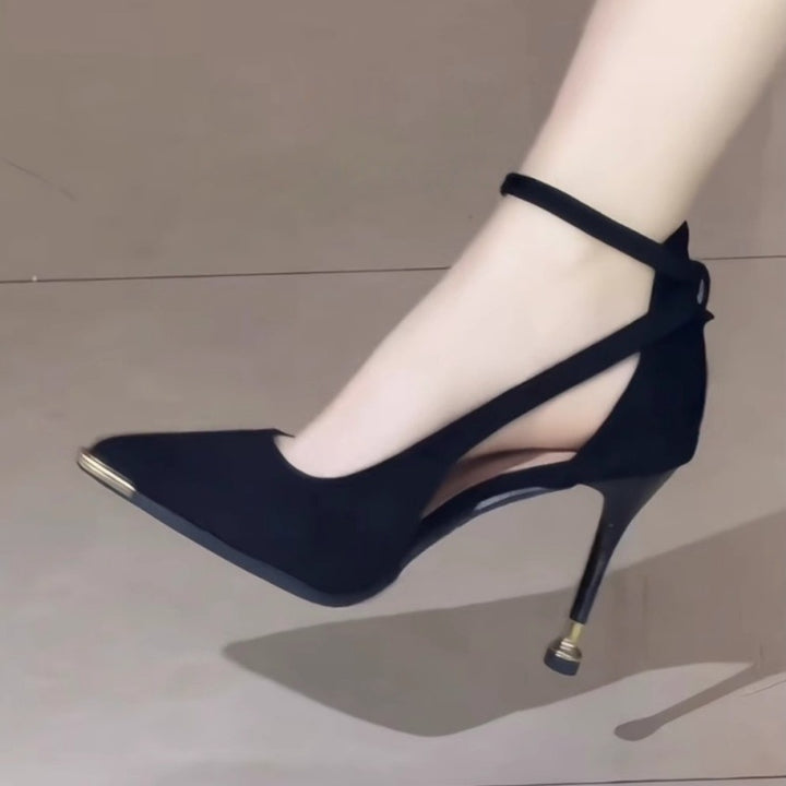 Damen elegante spitze Pumps mit Knöchelriemen Cut-Out-Seiten und zierlichem Kitten-Heel – Lioré