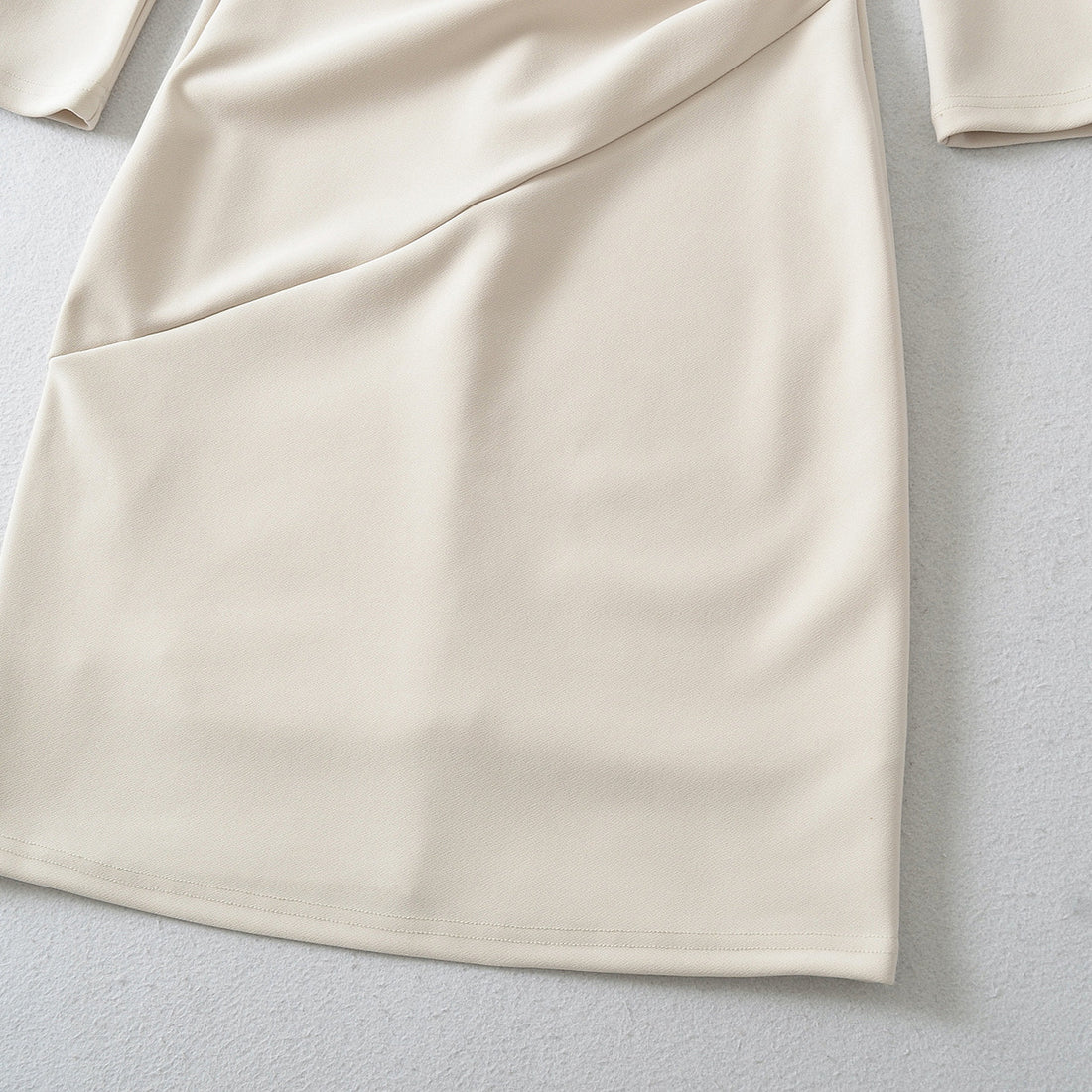 Damen Figurbetontes Midikleid mit geraffter Wickeloptik und langen Ärmeln Echoarchiv