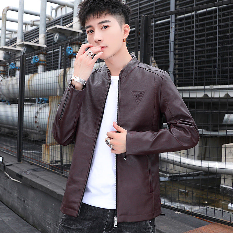 Herren Schmal geschnittene Kunstleder‑Motojacke mit minimalem Stehkragen und Zipperdetail Echoarchiv