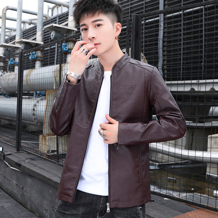 Herren Schmal geschnittene Kunstleder‑Motojacke mit minimalem Stehkragen und Zipperdetail Echoarchiv
