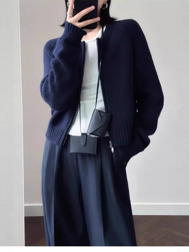 Damen Kurzjacke aus softem Feinstrick mit durchgehendem Reißverschluss und geripptem Saum Echoarchiv