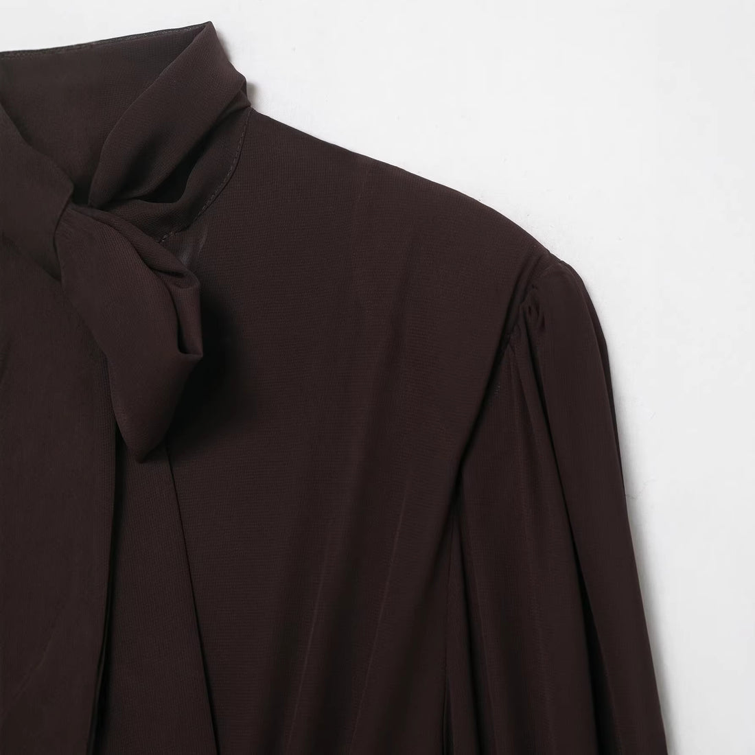 Damen Midikleid mit Schleifenkragen und plissierten Ballonärmeln Echoarchiv
