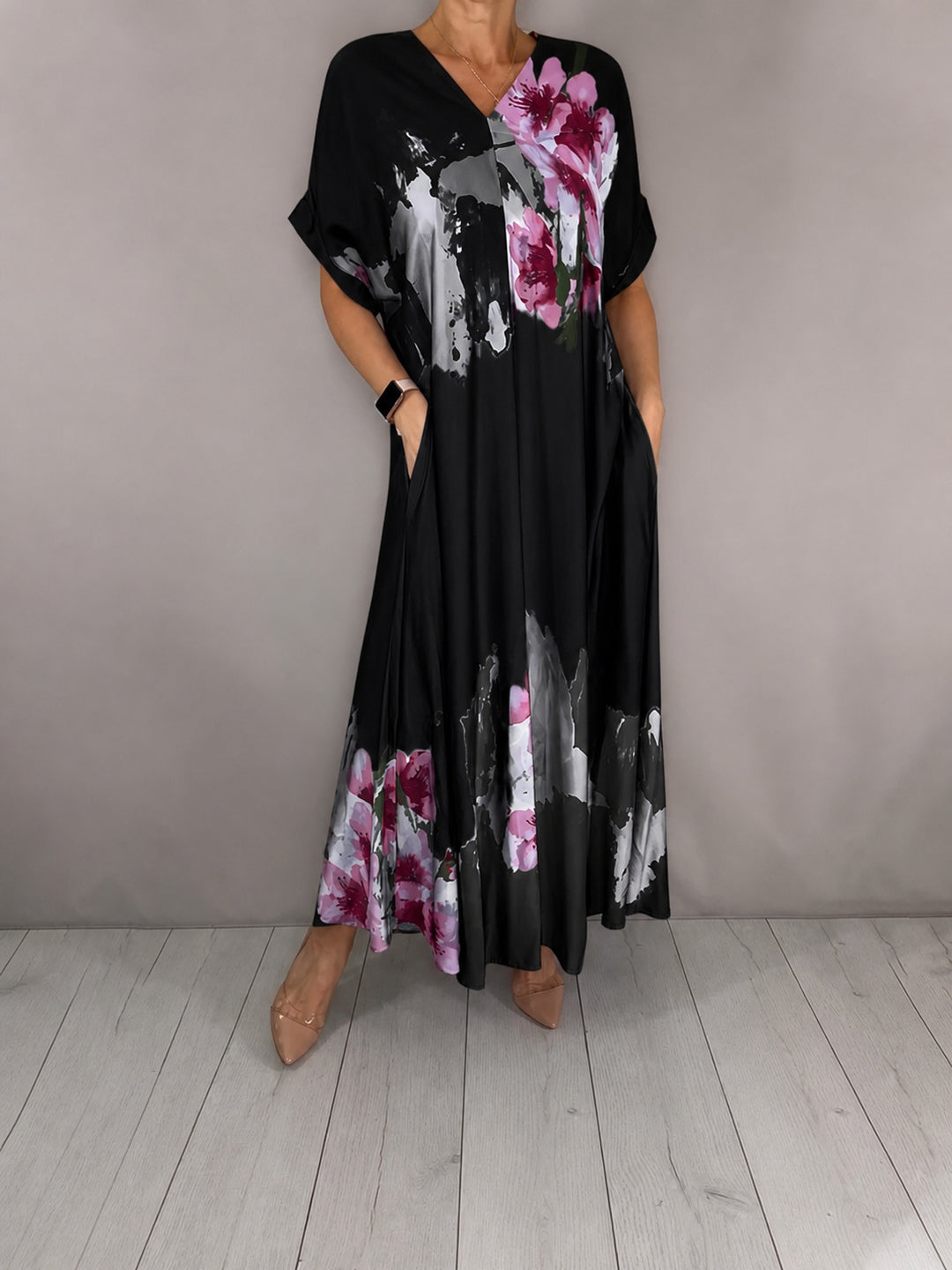 Damen Maxikleid mit weitem Fall, V-Ausschnitt, Eingrifftaschen und floraler Aquarelloptik Echoarchiv