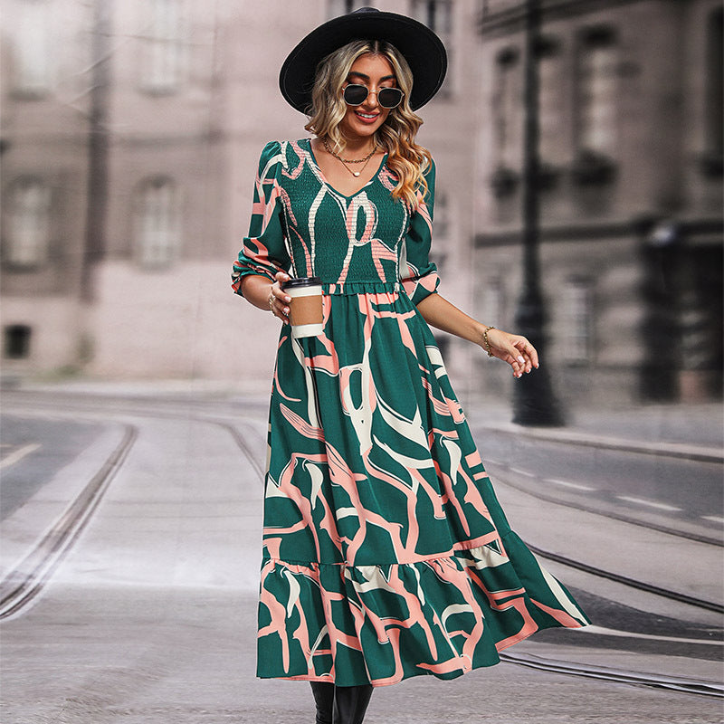 Damen Midikleid mit gerafftem Smok-Oberteil, V-Ausschnitt und ausgestelltem Volantrock Echoarchiv