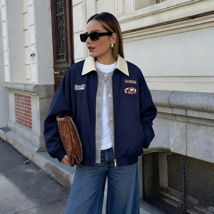 Damen Leichte Bomberjacke mit Kontrastkragen und Aufnähern Echoarchiv