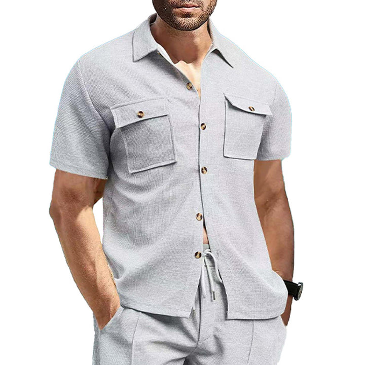 Herren Kurzarm-Hemd mit praktischen Brusttaschen und eleganter Knopfleiste Echoarchiv