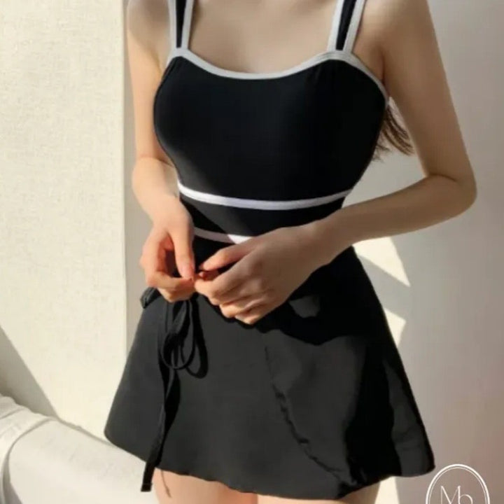 Damen Einteiliger Badeanzug mit elegantem Wickelrock Echo Archiv