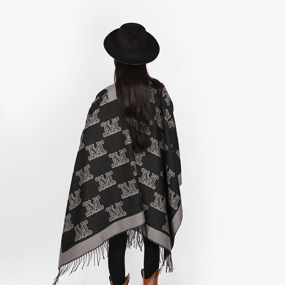 Damen Jacquardponcho mit Monogramm-Allover und Fransensaum – Avérine