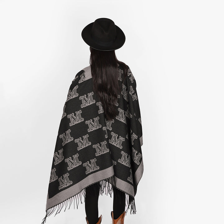 Damen Jacquardponcho mit Monogramm-Allover und Fransensaum – Avérine