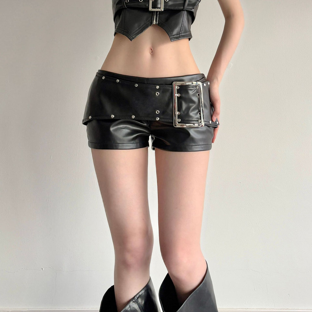 Damen figurbetonte Kunstleder-Shorts mit dekorativen Nieten und seitlichen Taschen Echo Archiv
