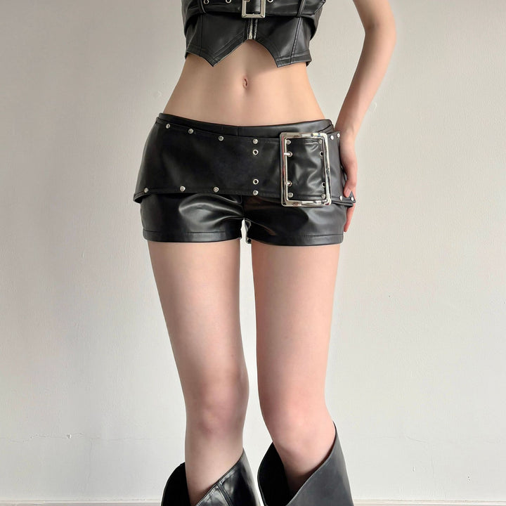 Damen figurbetonte Kunstleder-Shorts mit dekorativen Nieten und seitlichen Taschen Echo Archiv