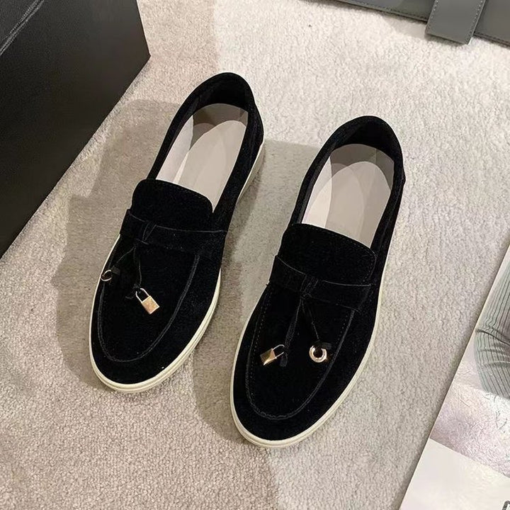 Damen Veloursleder Slipper mit dekorativer Quaste und profilierter Gummisohle Echo Archiv
