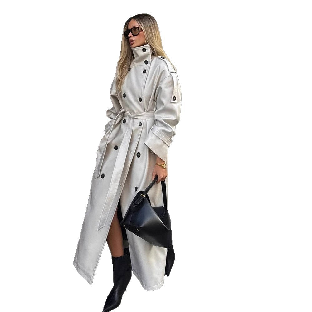 Damen Langer Trenchcoat mit hohem Stehkragen, doppelreihiger Knopfleiste und weiten Manschetten Echoarchiv