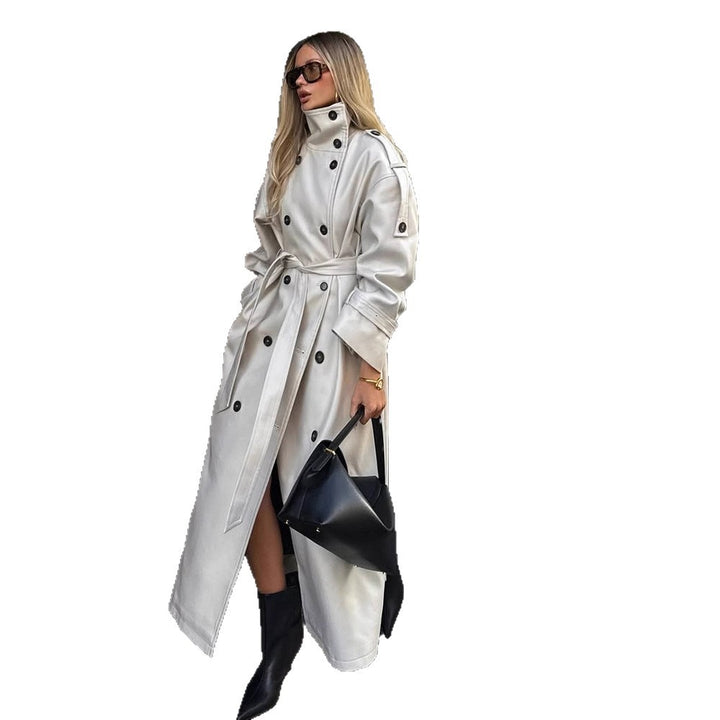 Damen Langer Trenchcoat mit hohem Stehkragen, doppelreihiger Knopfleiste und weiten Manschetten Echoarchiv