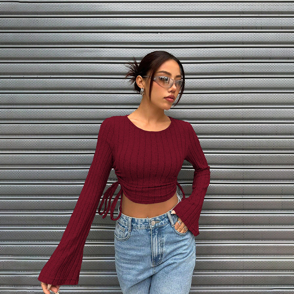 Damen geripptes Cropped-Longsleeve mit seitlicher Tunnelzugraffung, ausgestellten Ärmeln und figurbetonter Passform – Avérine