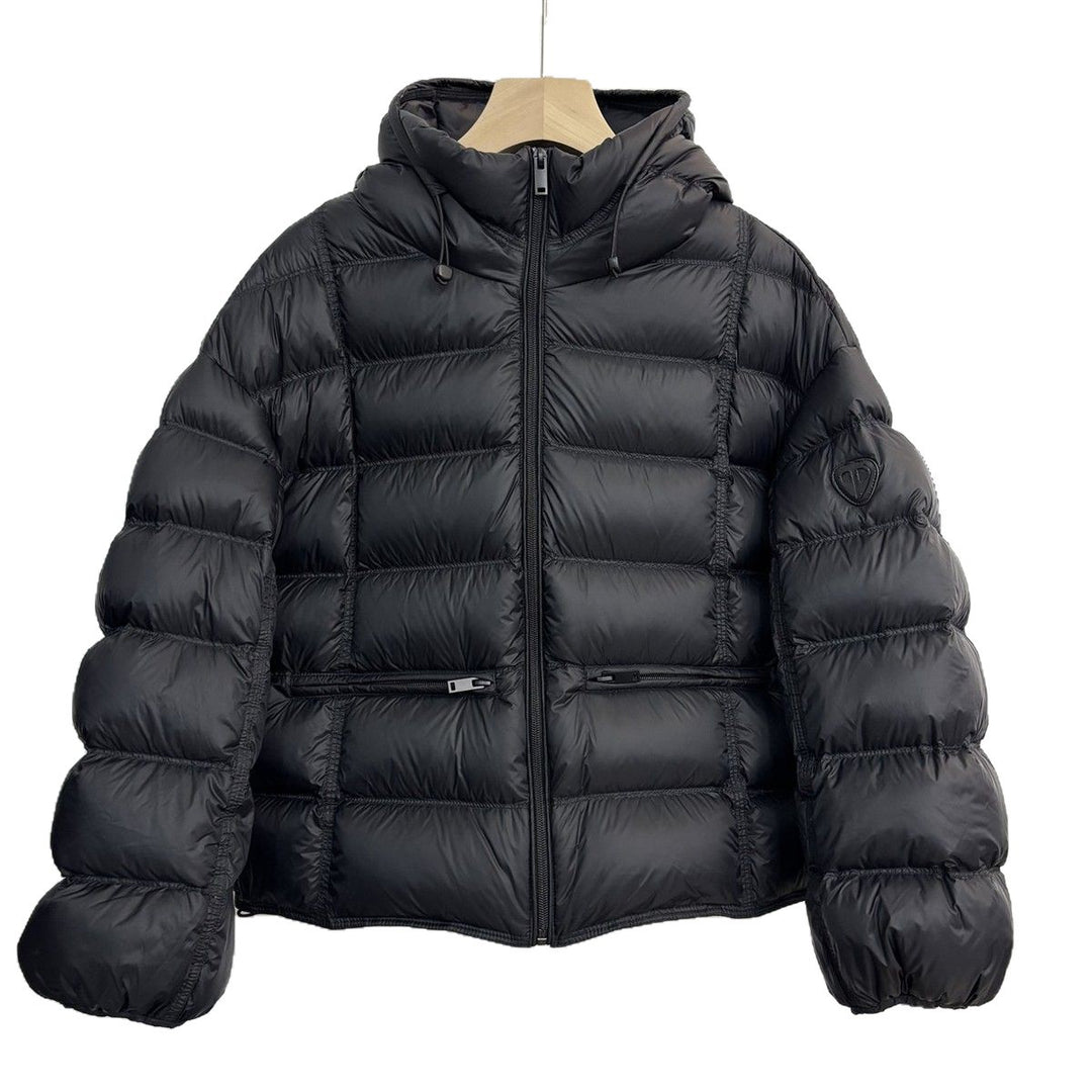 Damen kurz geschnittene Thermo-Steppjacke mit Kapuze, Reißverschlusstaschen und elastischen Bündchen – Célinea
