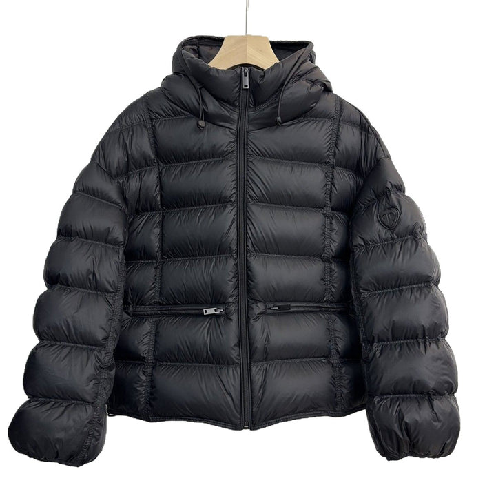 Damen kurz geschnittene Thermo-Steppjacke mit Kapuze, Reißverschlusstaschen und elastischen Bündchen – Célinea