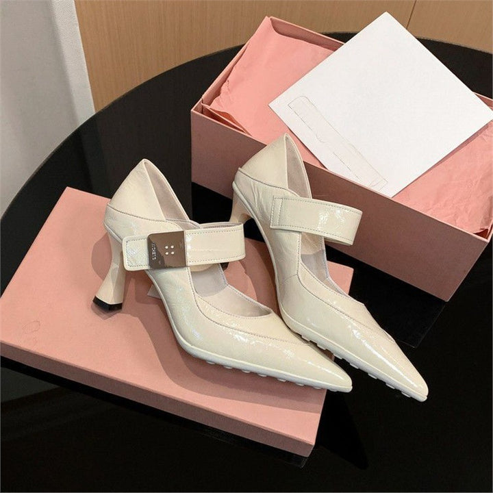 Damen Spitz zulaufende Mary-Jane‑Pumps mit breitem Riemen und geformtem Kitten‑Absatz – Lioré