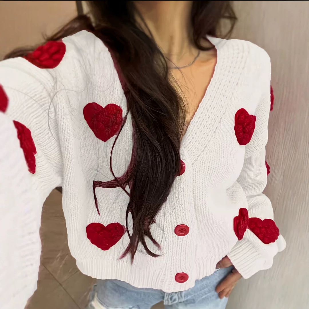Damen Kurzgeschnittener V-Ausschnitt-Cardigan mit geprägten Herz-Applikationen und Schmuckknöpfen – Veloura