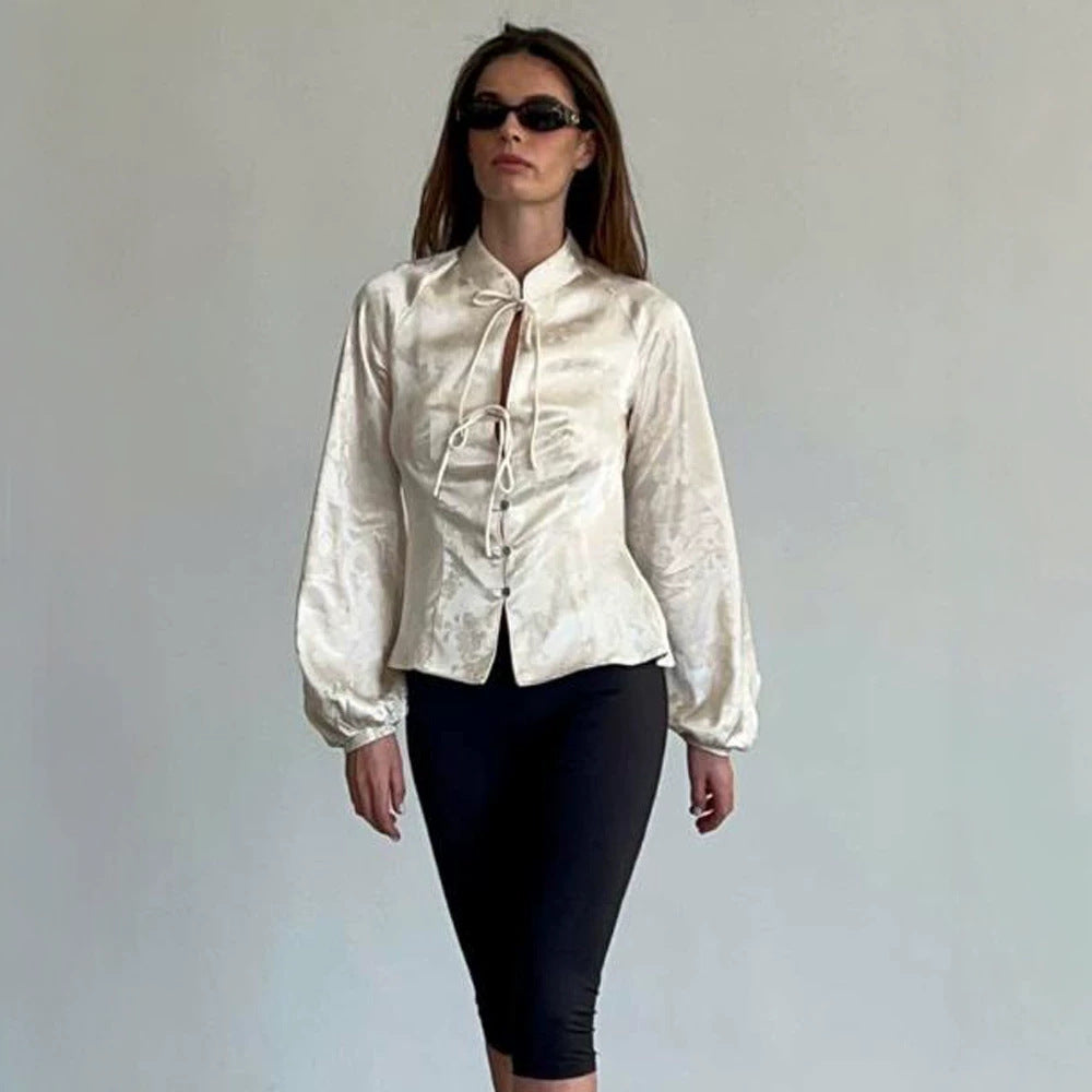 Damen Jacquard-Satin Bluse mit Stehkragen, Bindebändern und tailliertem Schößchen Echoarchiv