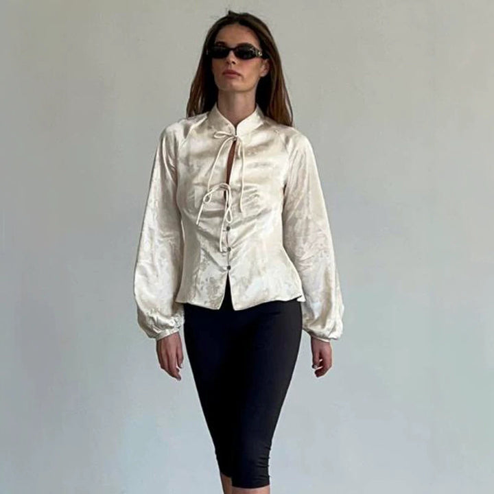 Damen Jacquard-Satin Bluse mit Stehkragen, Bindebändern und tailliertem Schößchen Echoarchiv