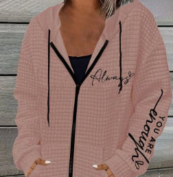 Damen nan oversized Kapuzenjacke mit Reißverschluss, handgeschriebener Typo-Applikation und Kontrast-Eingrifftaschen Echo Archiv