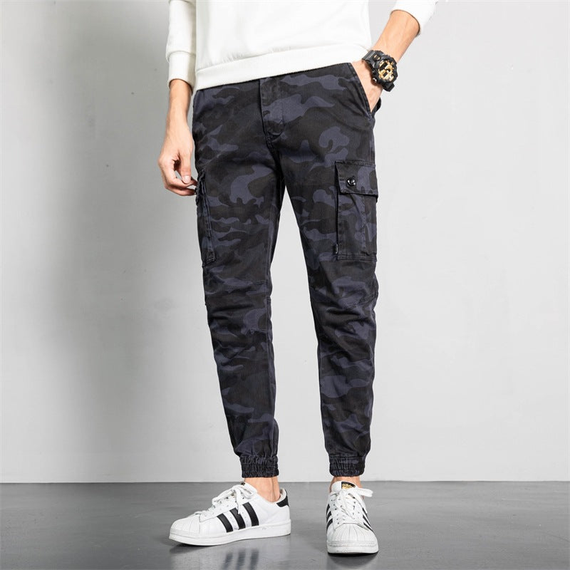 Herren Camouflage-Cargo-Jogginghose im tapered Schnitt mit elastischem Bund, Utility‑Taschen & gerippten Knöchelbündchen Echoarchiv