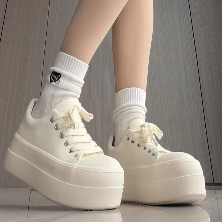 Damen Retro Plateausneaker mit zweifarbiger Lederoptik und extrahoher Gummiplattform – Névara