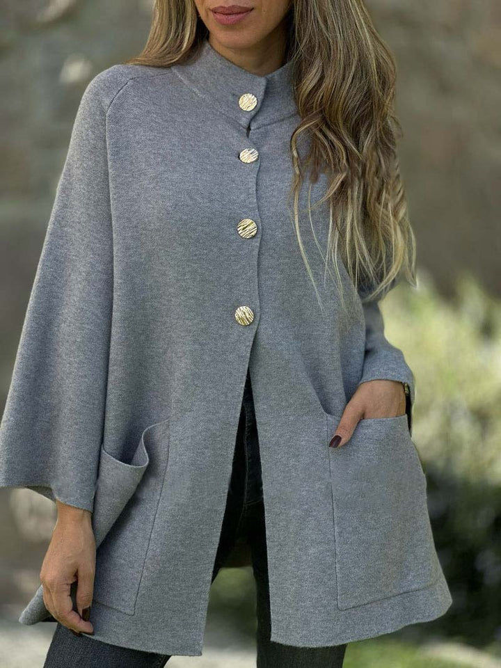 Damen Oversize Cape-Cardigan mit Stehkragen, aufgesetzten Taschen und Zierknöpfen – Veloura