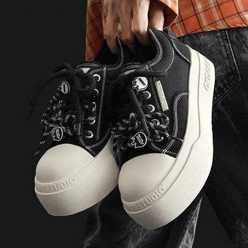 Damen Sneakers mit einem einzigartigen Schnürsystem und dämpfender Gummisohle Echo Archiv