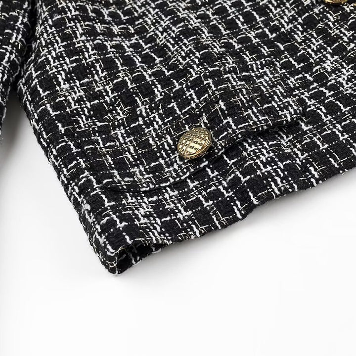 Damen Kurze Bouclé-Tweed-Jacke mit Rundhals, dekorativen Zierknöpfen und aufgesetzten Taschen Echo Archiv